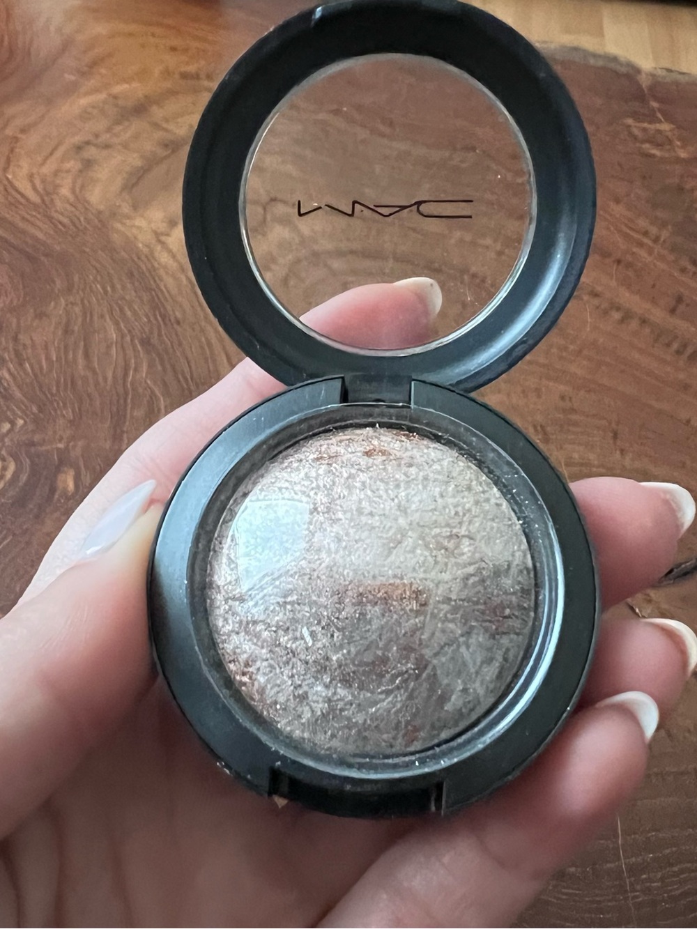 MAC Mineralize Eyeshadow - FAMILY SILVER - Picture 5 of 9
